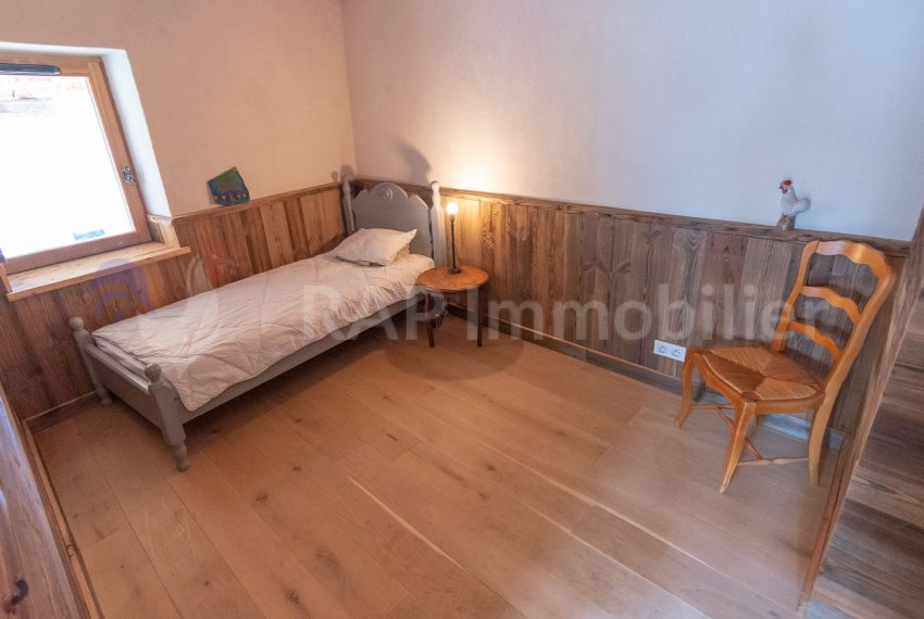 (2d) Bedroom and ensuite-2