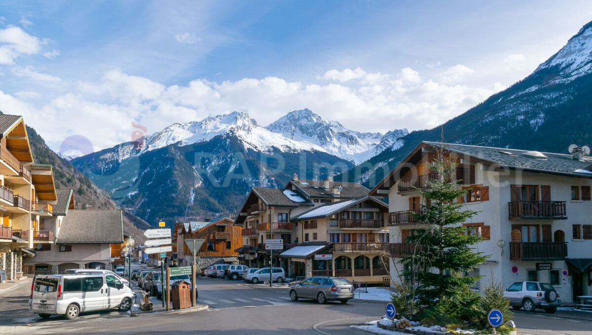 (3) Bozel high street-9