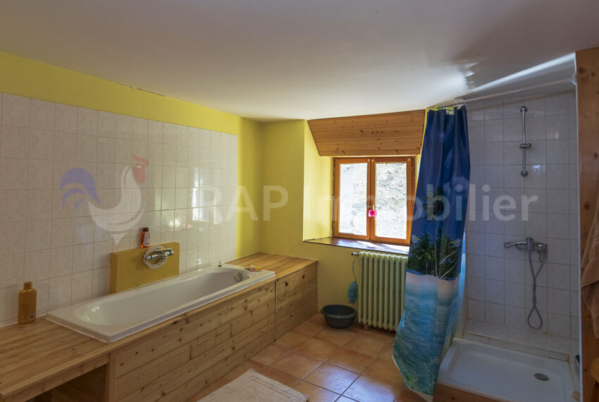 (1g) Bathroom and separate WC-12