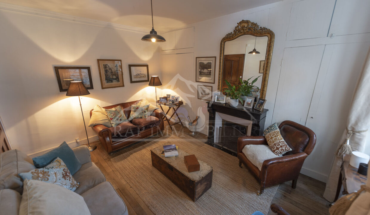 (2) Lounge-10