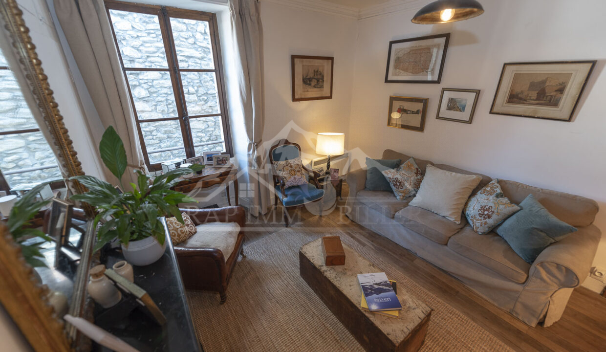 (2) Lounge-9